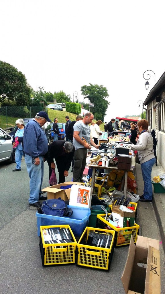 vue rue principale : les affaires vont bon train !!