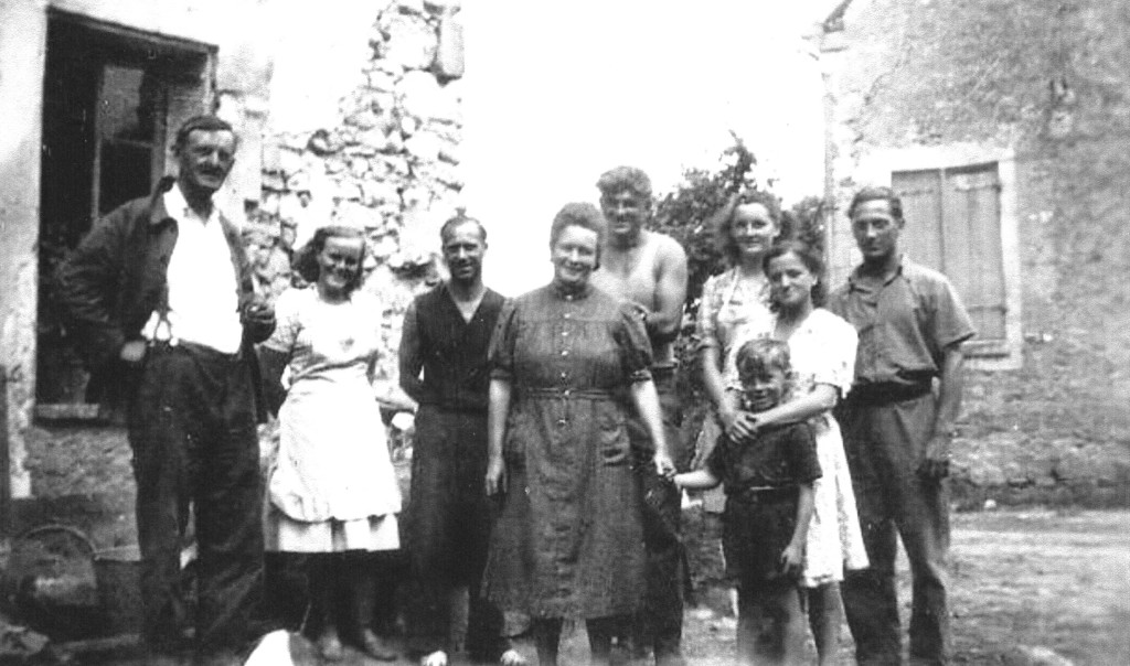famille Lebeau avec des amis du village , vers1940